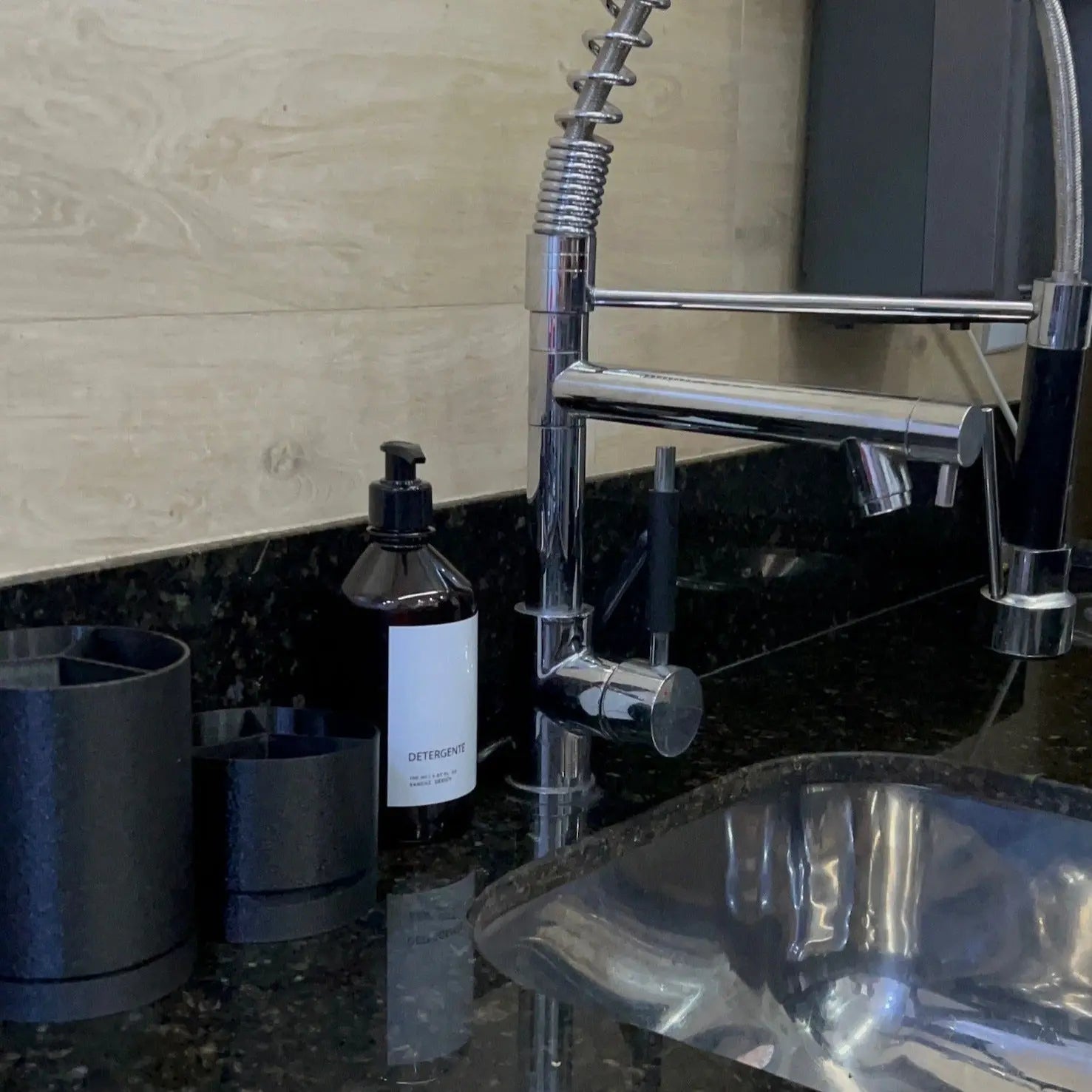 Frasco Âmbar Minimal Preto para Cozinha