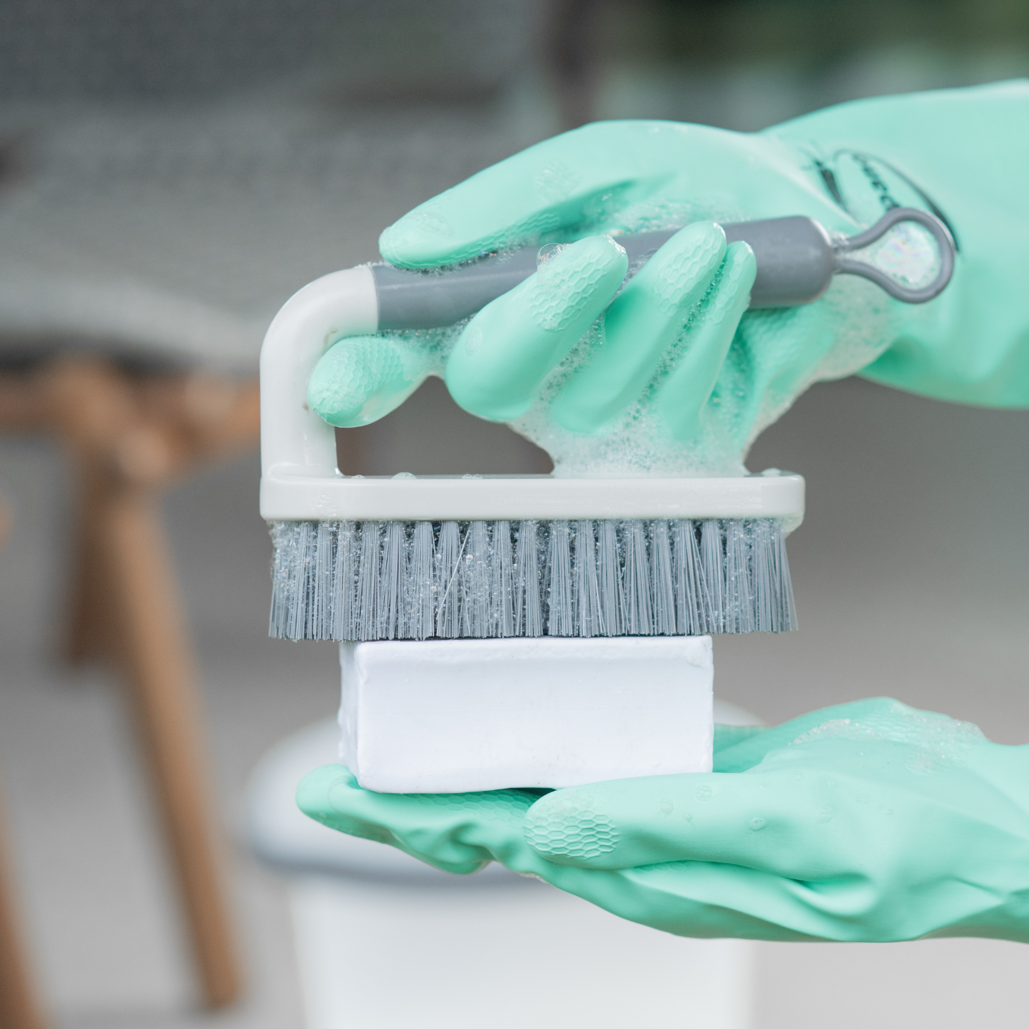 Escova de Piso com Gancho Minimalista