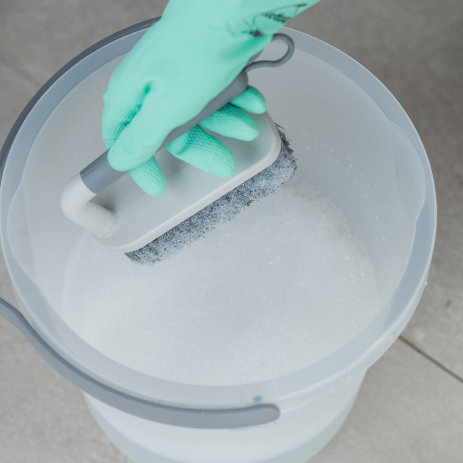 Escova de Piso com Gancho Minimalista