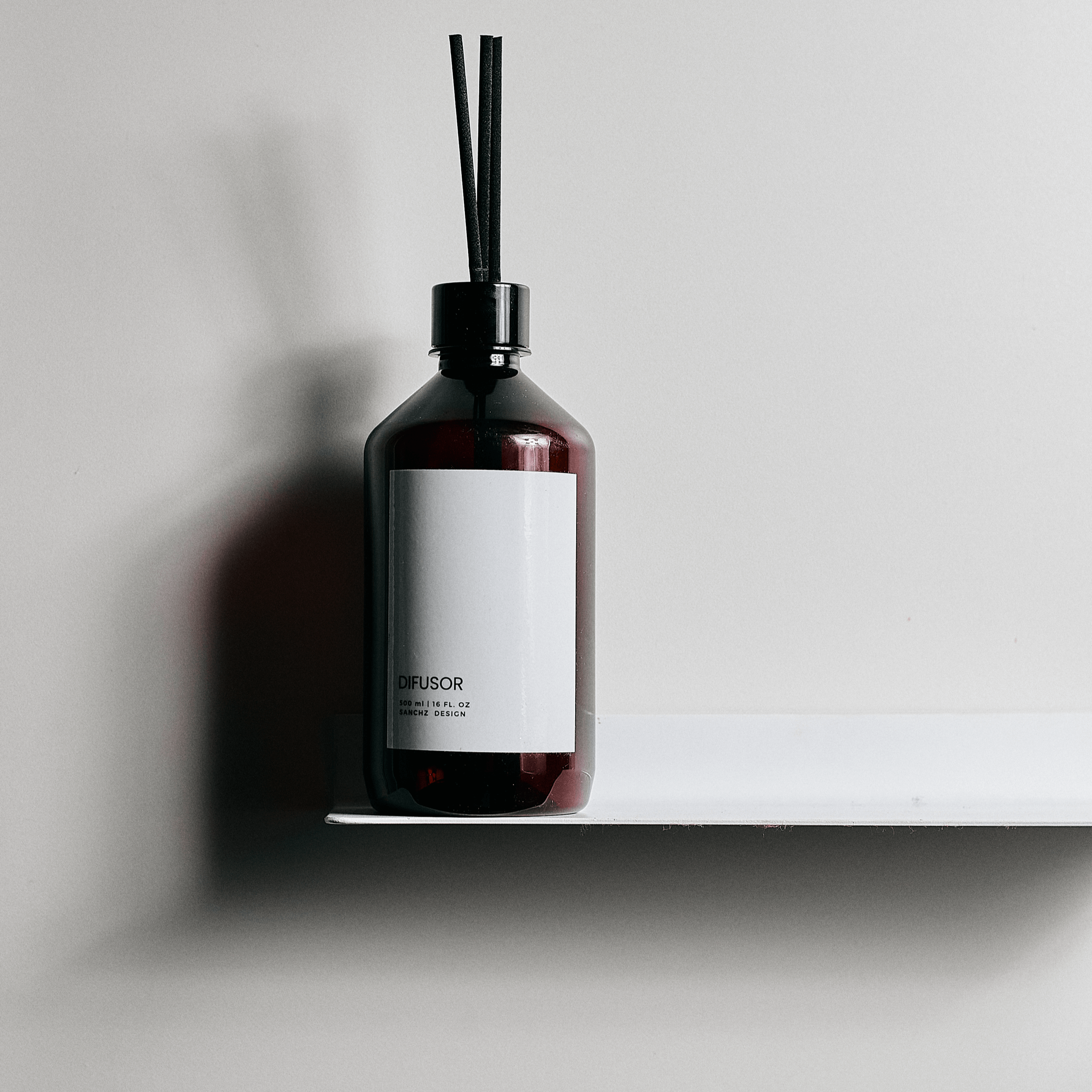 frasco difusor em cima da prateleira