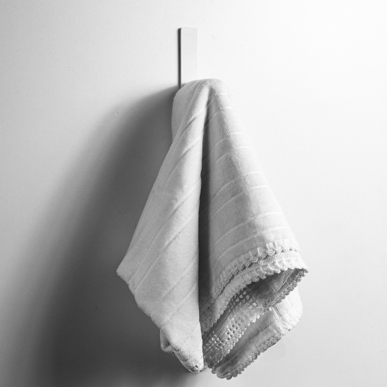 gancho branco com toalha