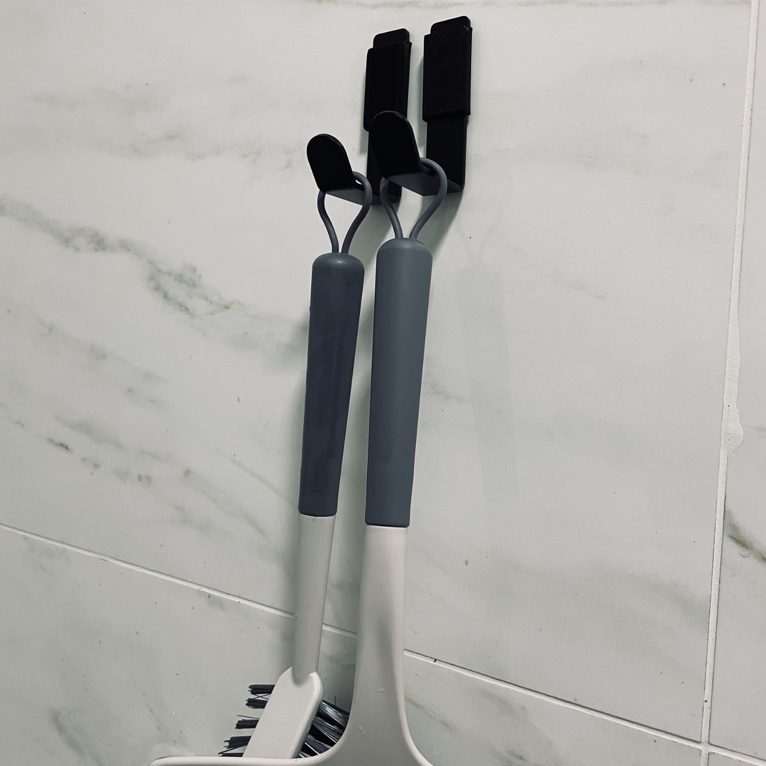 ganchos com escova pendurada