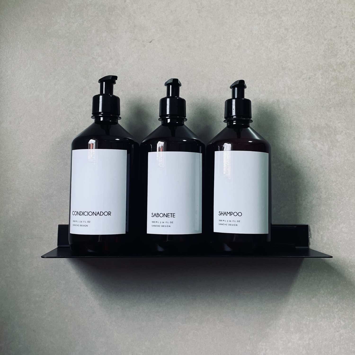 frascos minimalistas na prateleira de metal