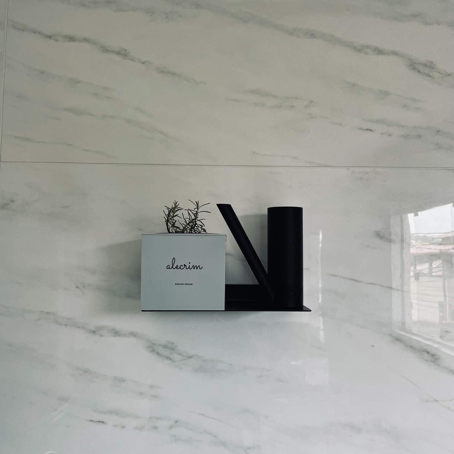 horta urbana em cima da prateleira