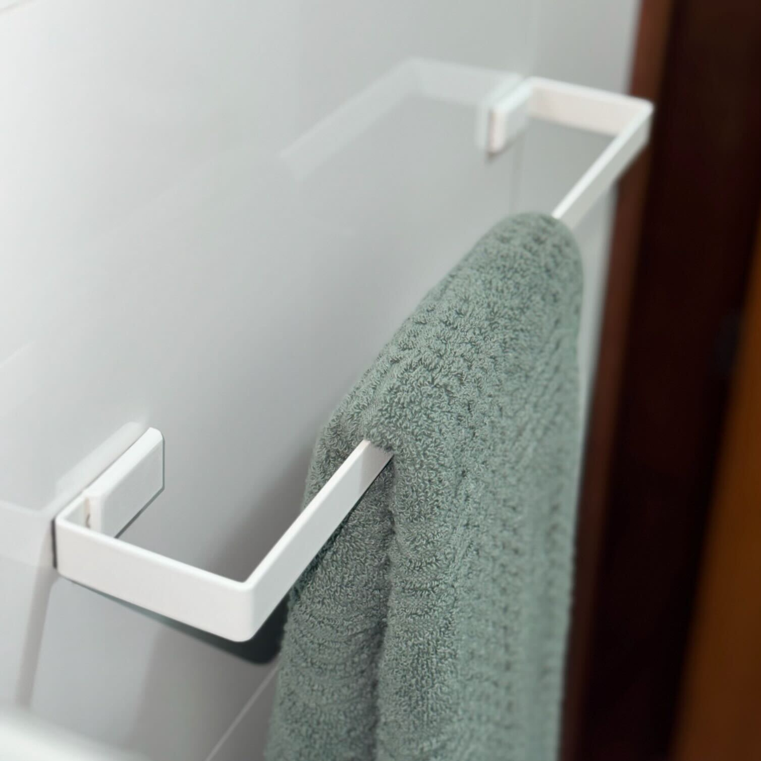 suporte toalha de banho branco com toalha