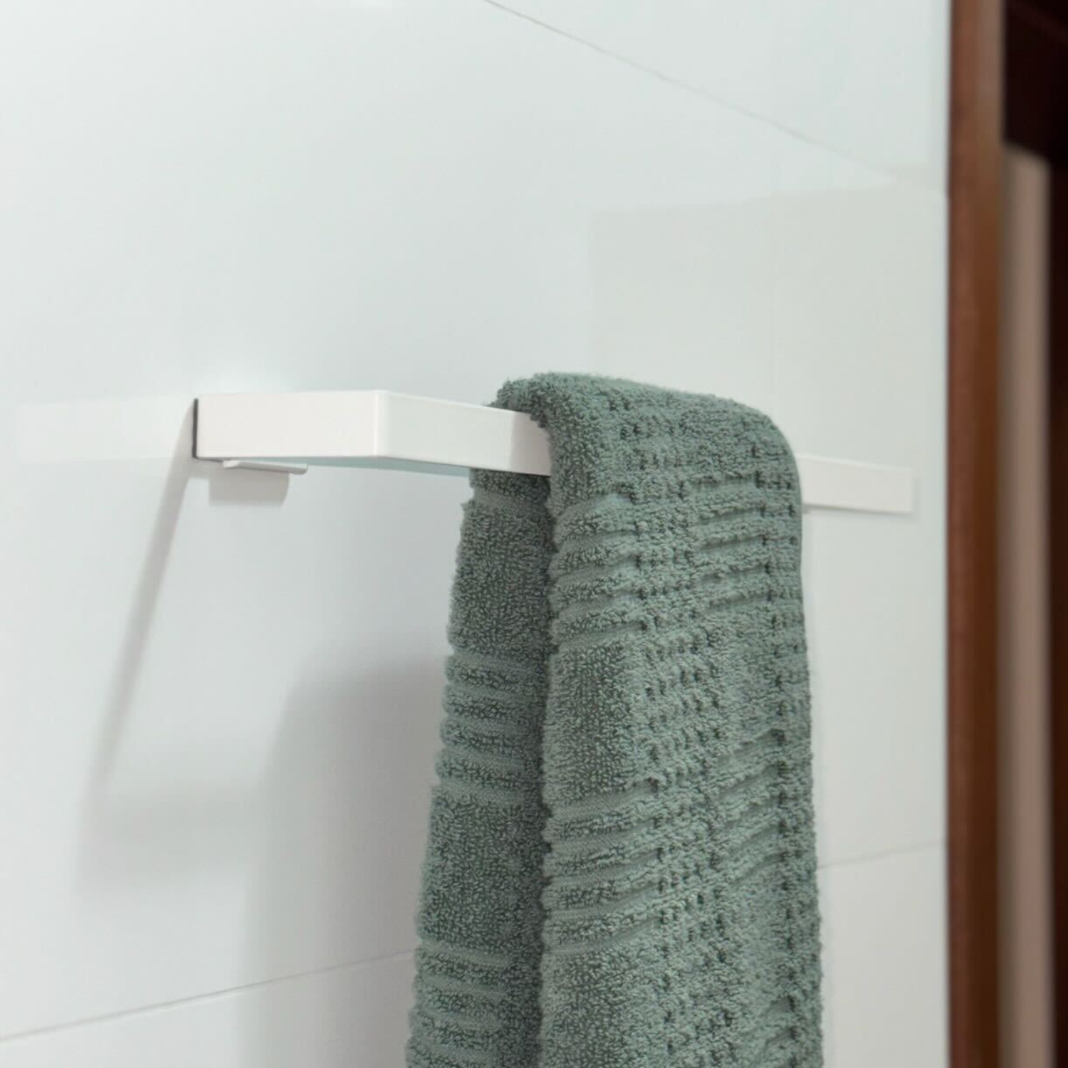 suporte toalha de banho branco com toalha