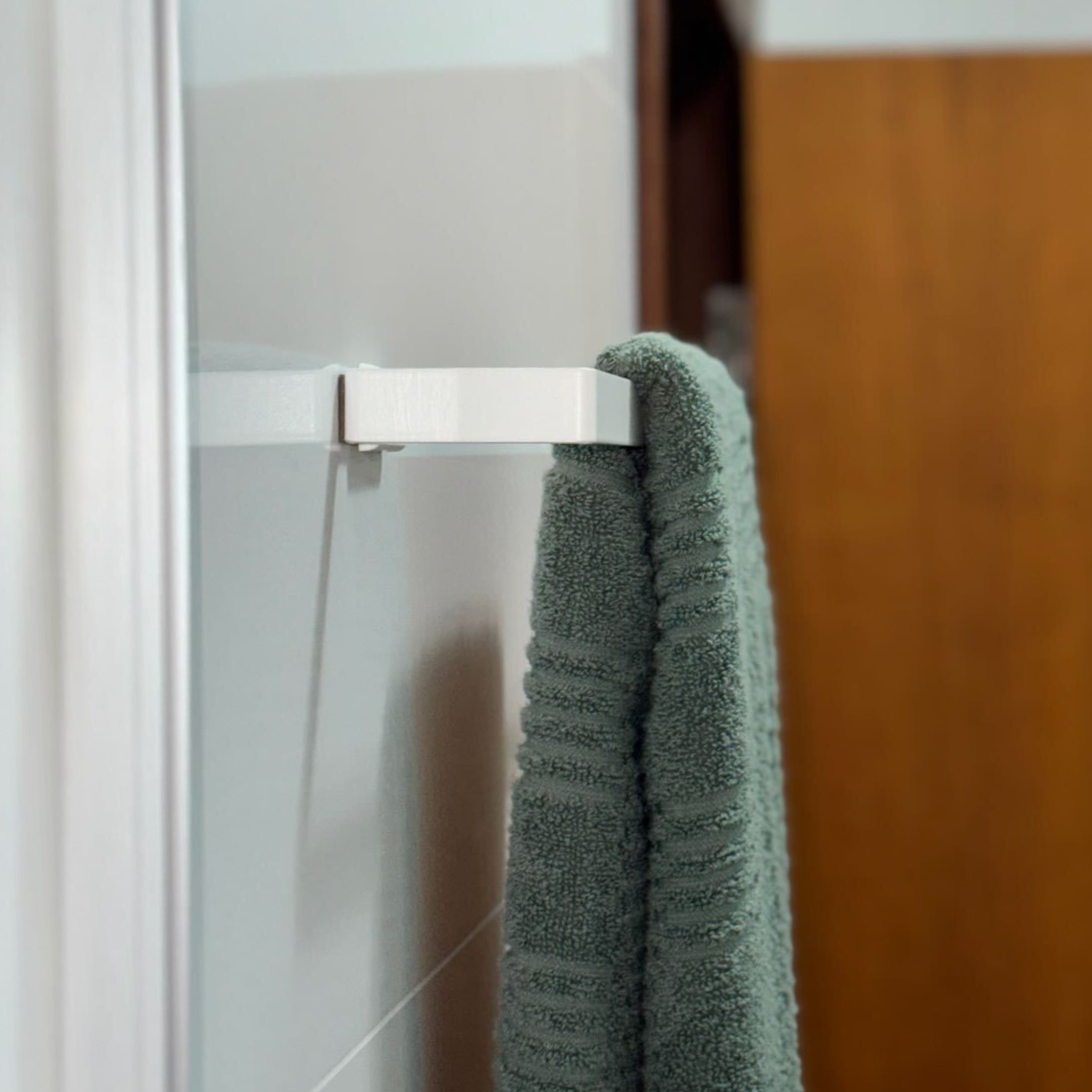 suporte toalha de banho branco com toalha