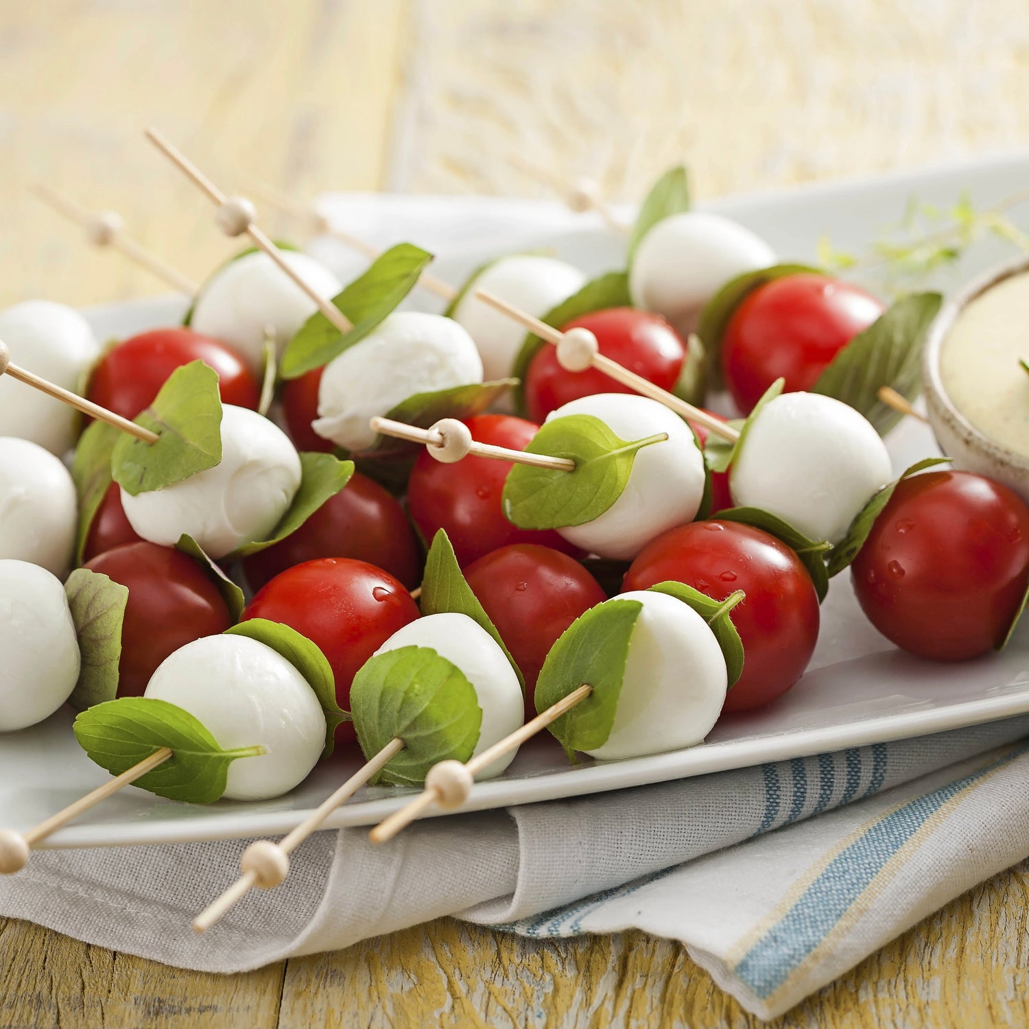 Espetinhos caprese com molho pesto