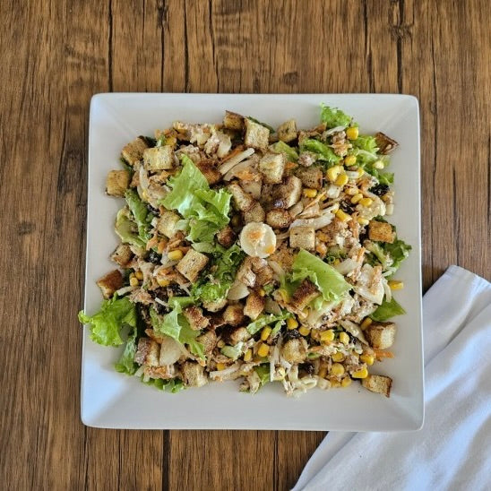 Salada com molho de mostarda e croutons