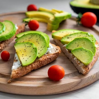 toast com abacate, queijo e tomate cereja