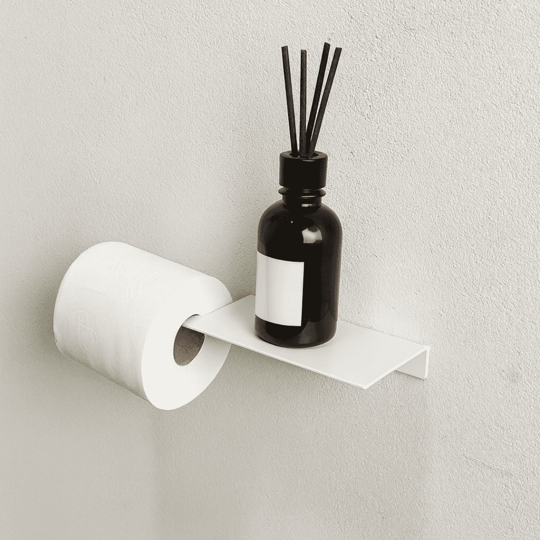Porta papel higiênico branco minimalista com suporte superior utilizado para aromatizador de ambiente, ideal para organização de banheiros sofisticados.