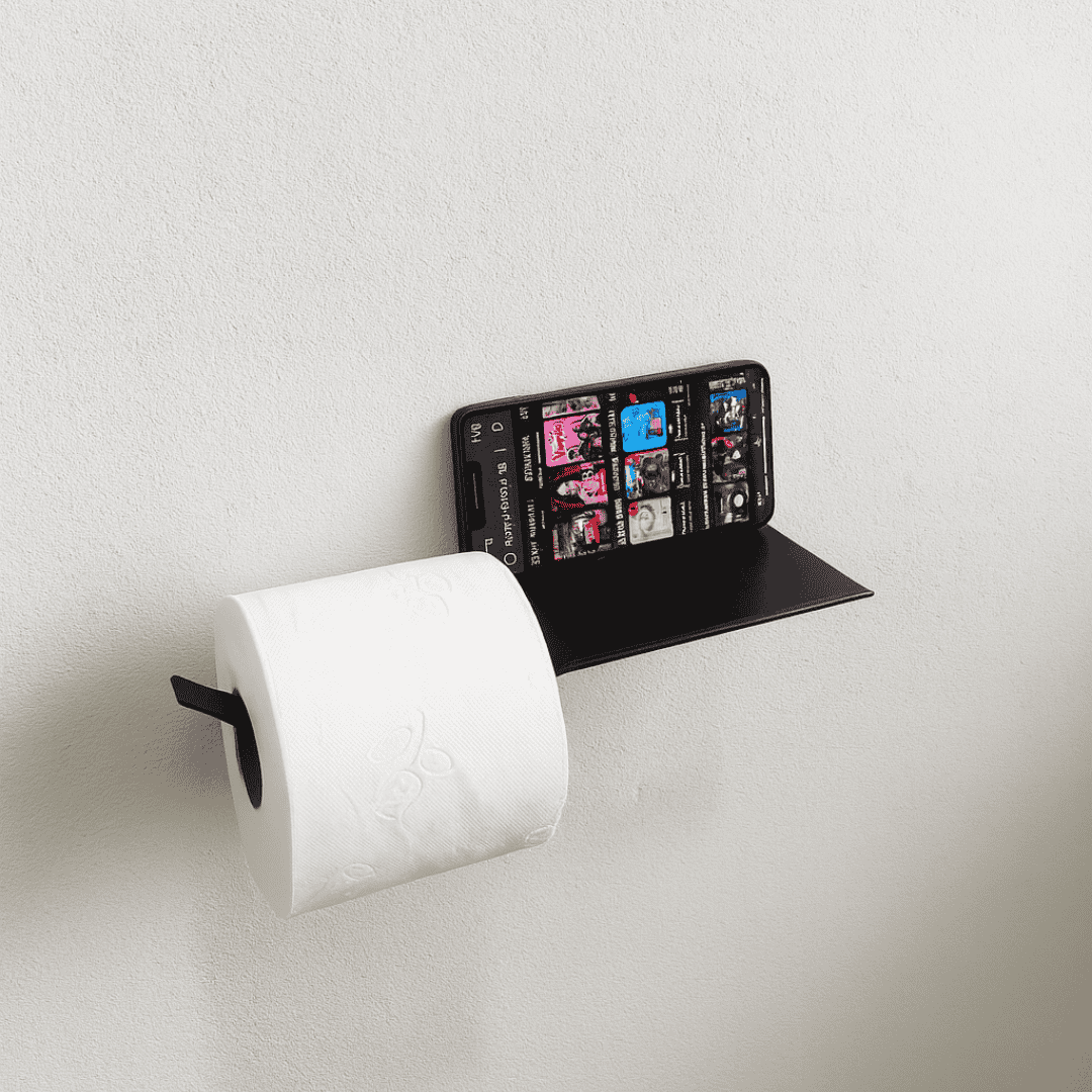 Porta papel higiênico preto com prateleira superior usada como suporte para celular, design funcional e minimalista para banheiros